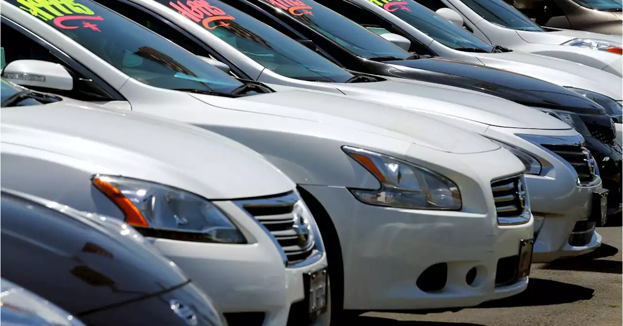 New vehicle prices fall below sticker price after nearly two years, Kelley Blue Book data shows