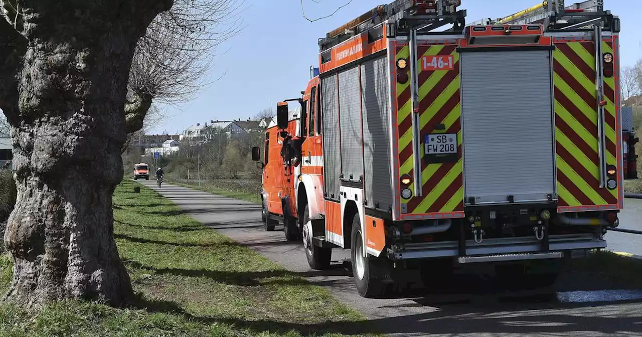 Polizei, Feuerwehr, Wasserschifffahrtsamt: Großeinsatz der Rettungskräfte an der Saar bei Burbach – Suche nach einem Menschen