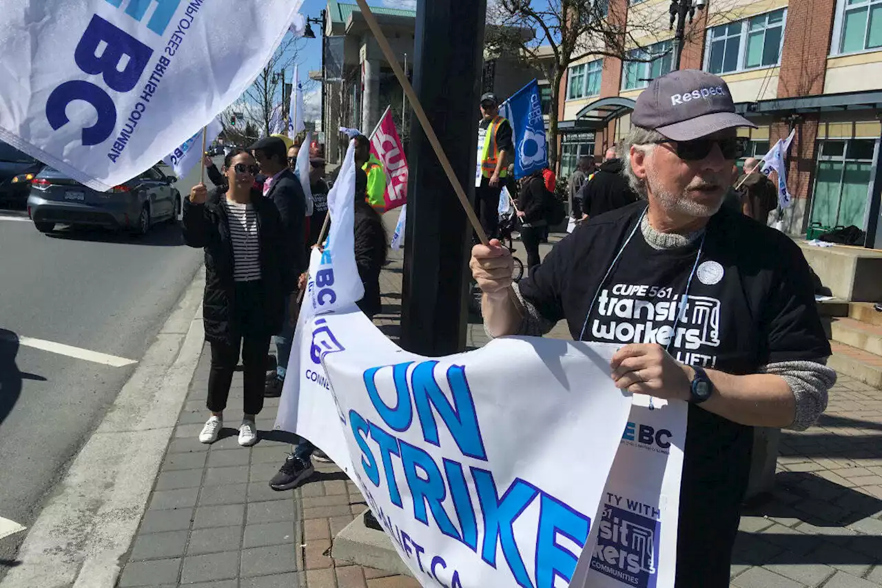 VIDEO: Striking Fraser Valley bus drivers rally at Five Corners in Chilliwack - Terrace Standard