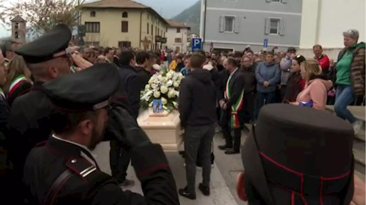 Caldes, rabbia al funerale di Andrea Papi