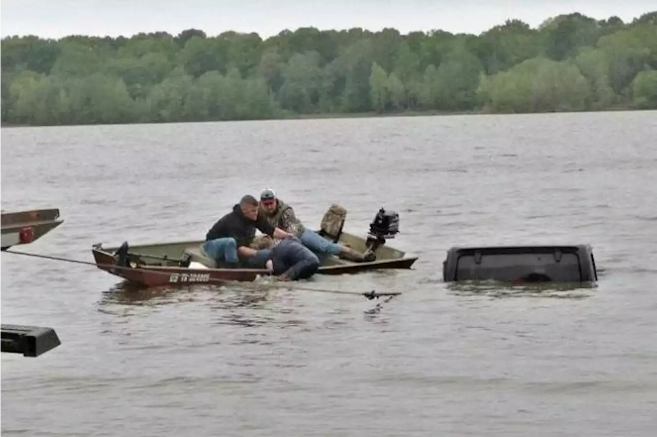 Missing woman found alive in submerged jeep in Texas lake