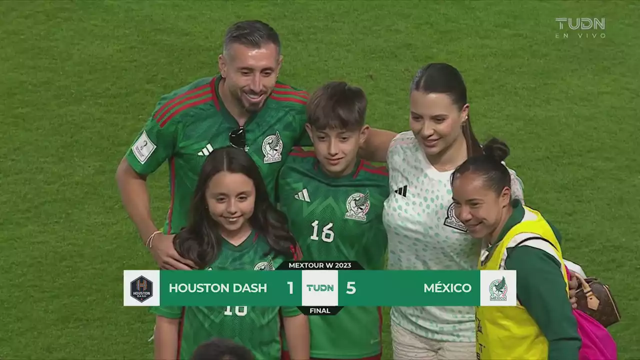 Héctor Herrera le pide una foto a Charlyn Corral en el partido de México femenil