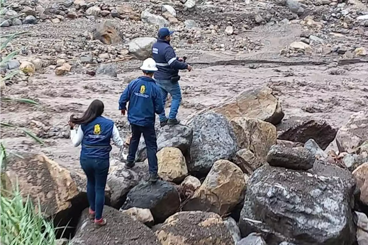 Cinco familias evacuadas tras avalancha en vía Málaga – Concepción