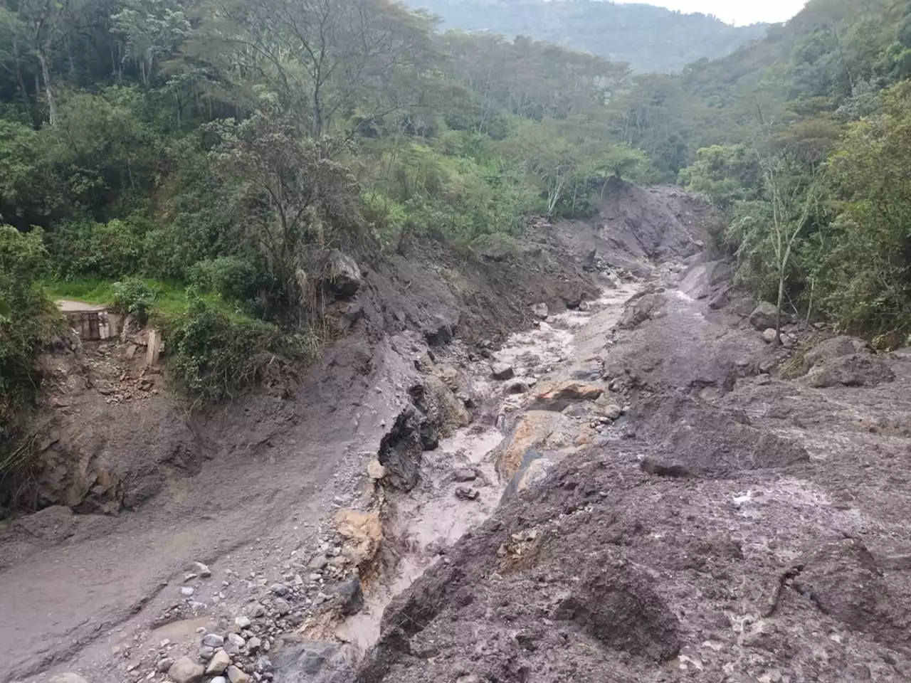 Tras avalancha y fuertes lluvias, hay cierre total en la Troncal Central del Norte: provincia García Rovira está incomunicada