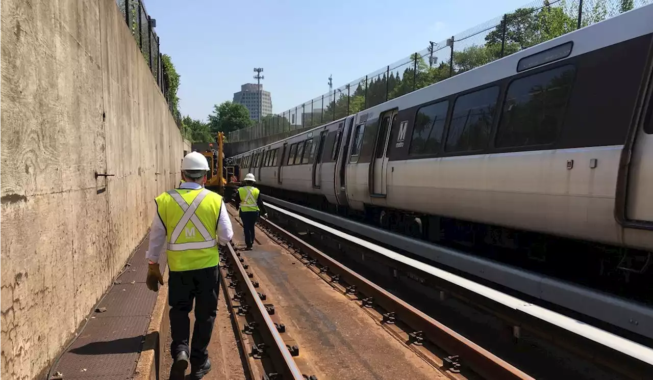 Metrorail work vehicle derails in Northern Virginia, delaying morning commuters