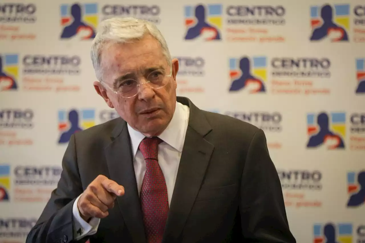 Fiscalía acusará por calumnia agravada al exsenador Álvaro Uribe Vélez