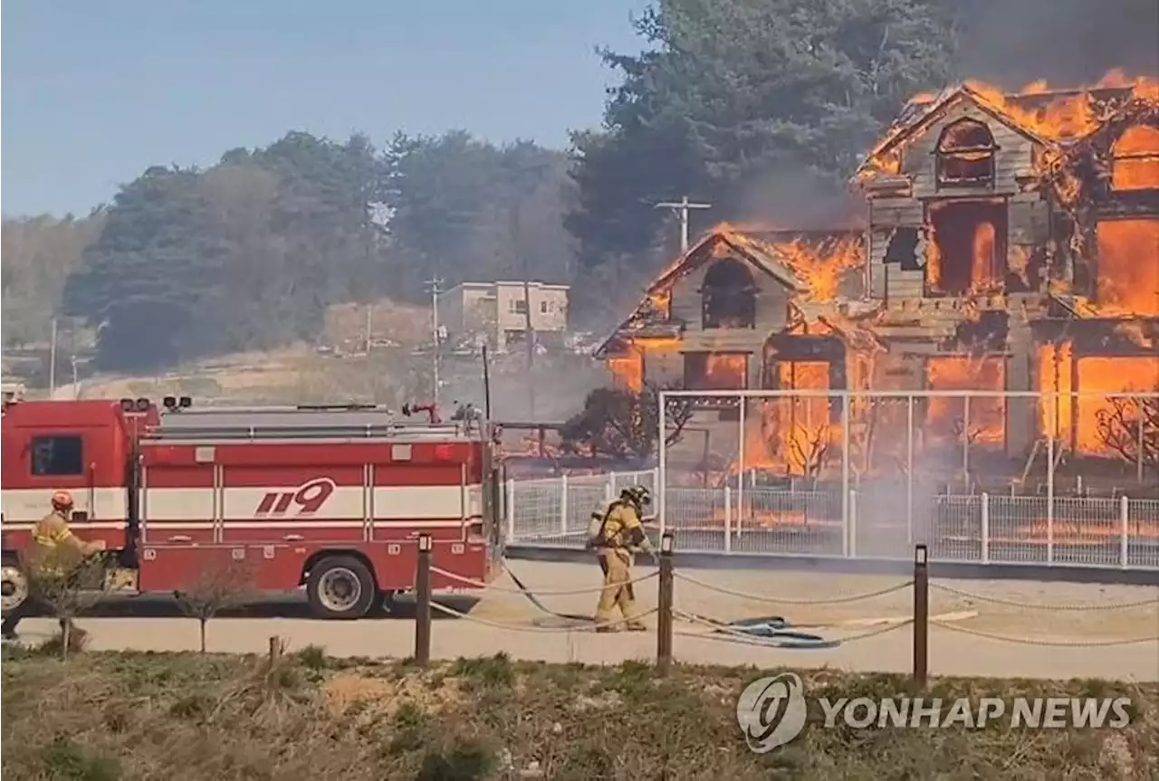 [강릉산불] '화상 입은 줄도 몰라'…불길 뛰어든 소방대원들 '화마 사투' | 연합뉴스