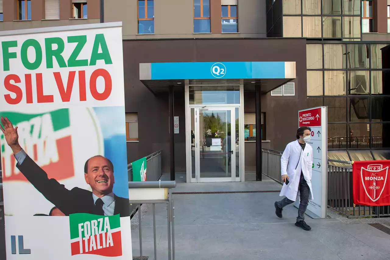 Berlusconi, supporter napoletano porta Madonna con lumino: 'Speriamo lo salvi'