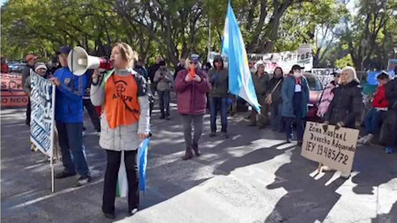 Trabajadores de la salud, policías y exsoldados se movilizan juntos con diversas demandas