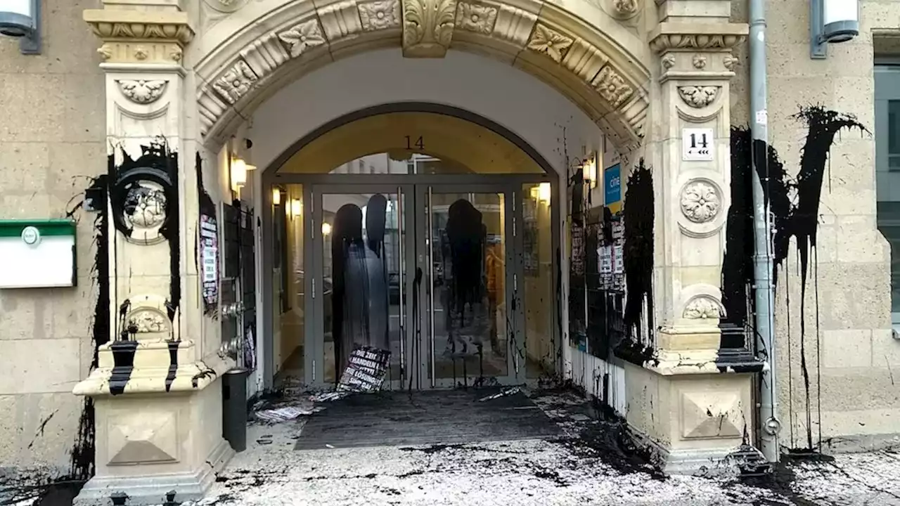 Letzte Generation und Extinction Rebellion beschmieren Gebäude in Berlin