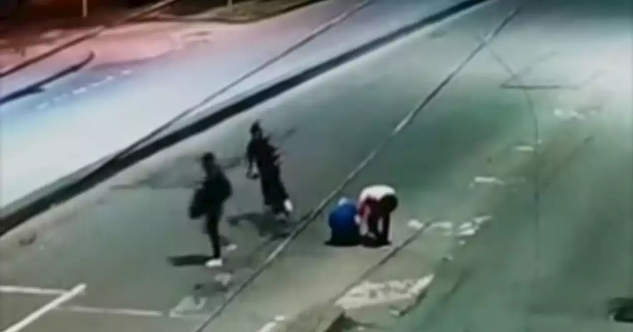 Video: brutal robo a ciclista en Bogotá; lo tumbaron y lo esculcaron a más no poder