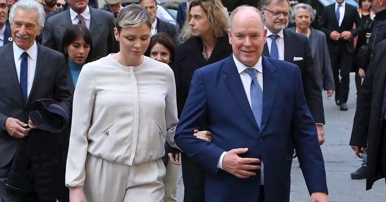 Charlène von Monaco: Mit ernster Miene: Sie klammert sich an Alberts Arm