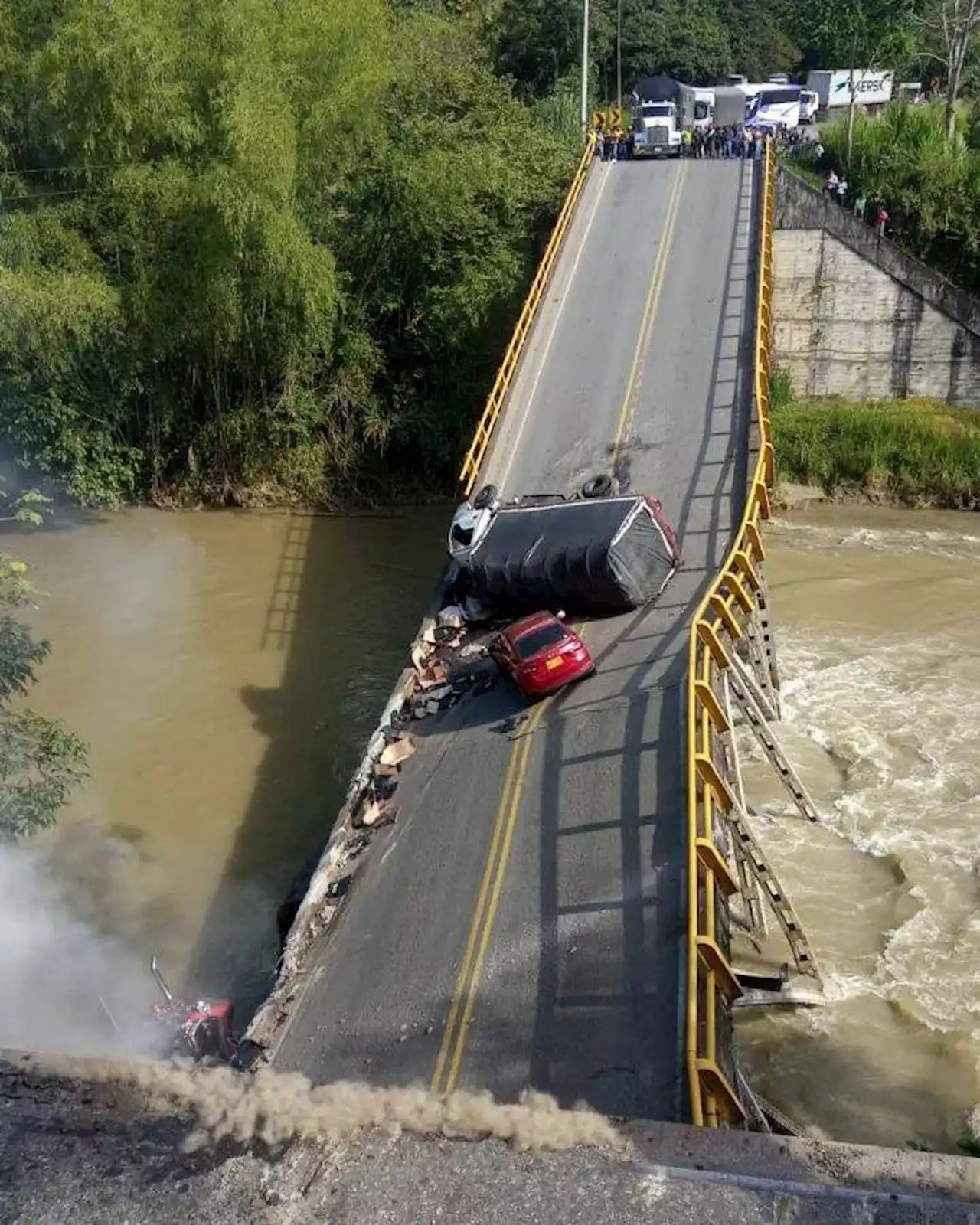 Emergencia por caída de puente en sector del Río La Vieja entre Quindío y Valle del Cauca