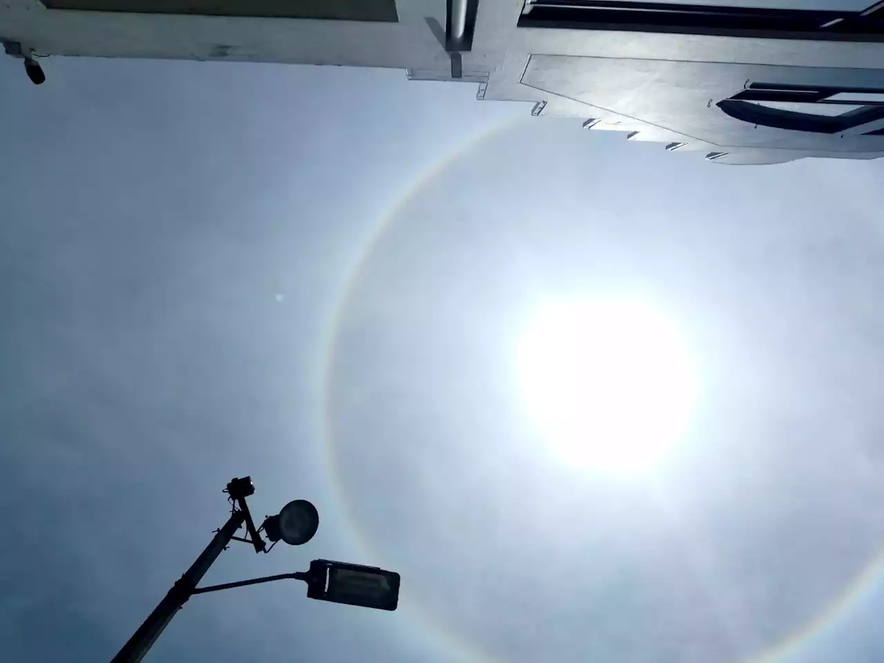 Extraño círculo brillante alrededor del Sol hoy en Bogotá: Explicación según IDEAM