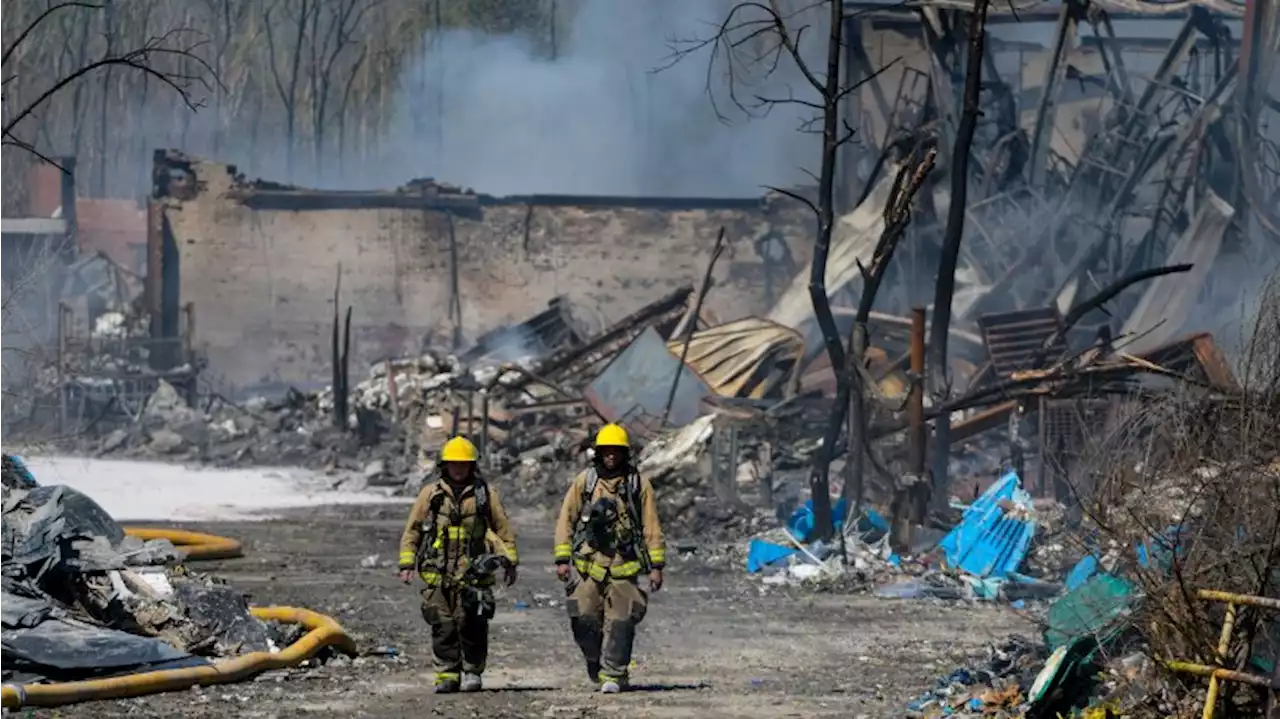 USA: Großbrand in Recycling-Fabrik – Angst vor giftigem Rauch