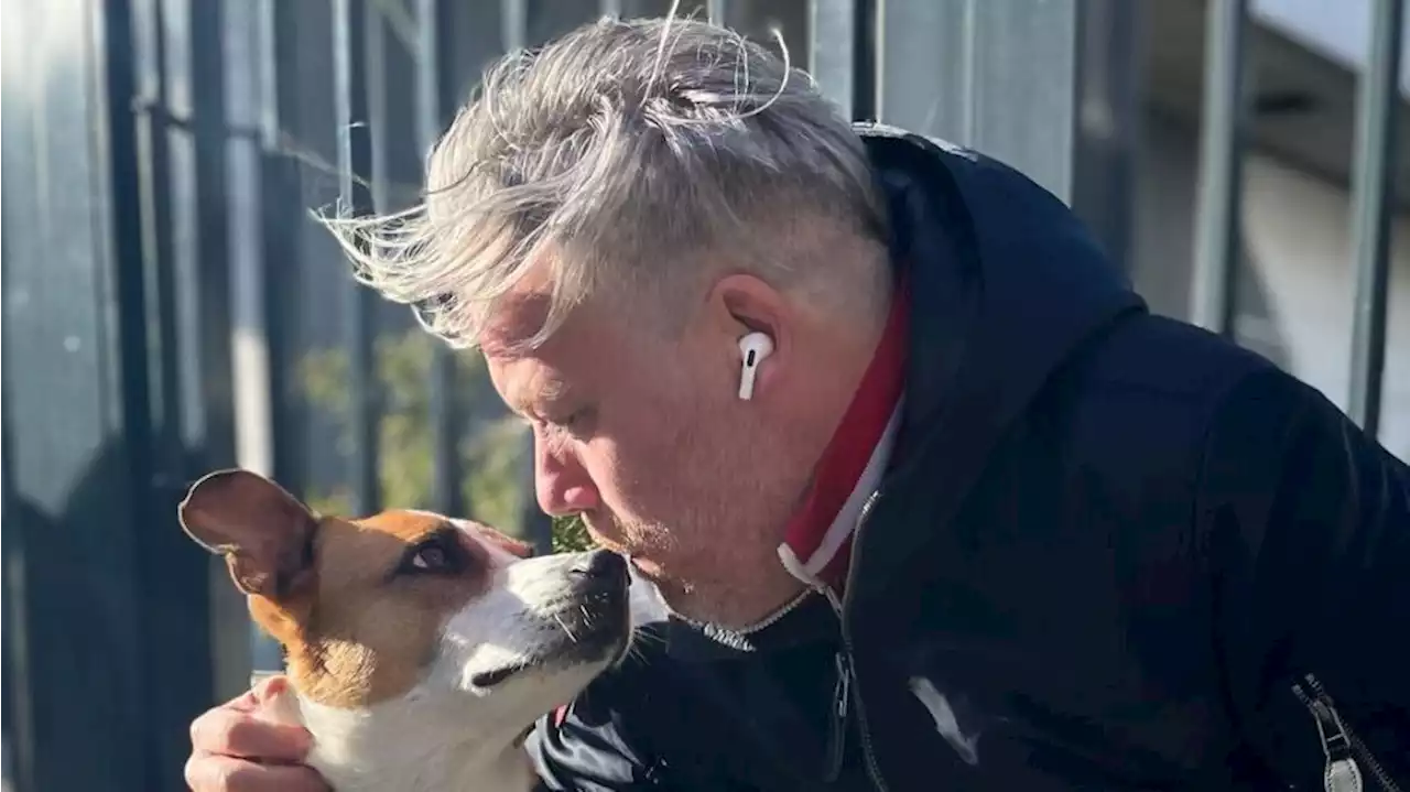 En larmes, il retrouve son chien Bayou après avoir remué ciel et terre pendant 50 jours