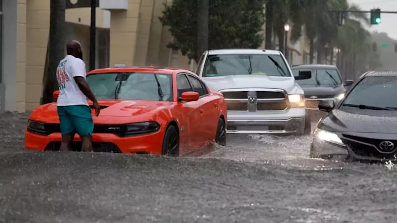 Florida cleans up after deluge strands cars, closes airport