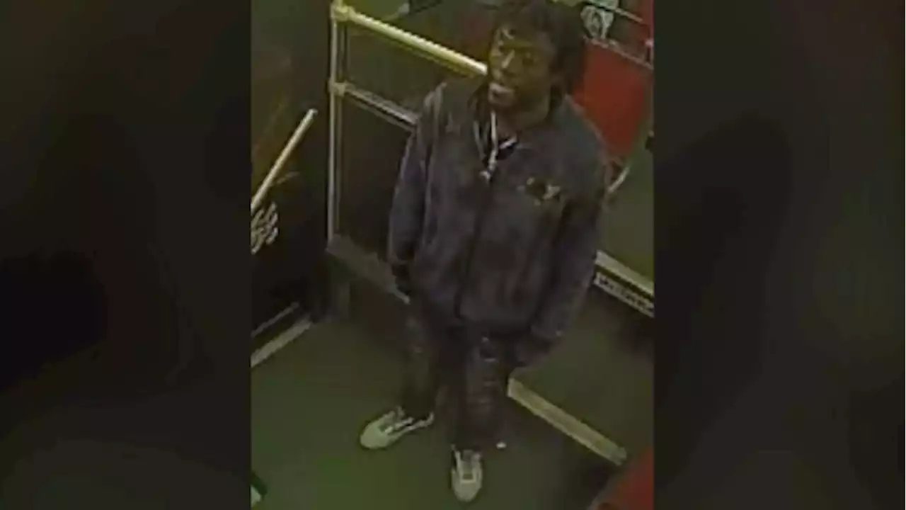 Toronto police searching for suspect after man stabbed on TTC bus