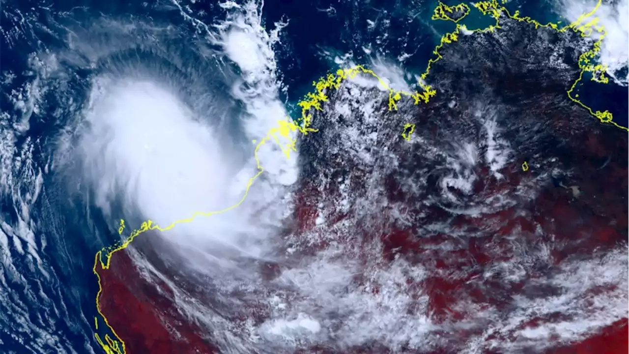 Australia's most powerful cyclone in 8 years to cross coast