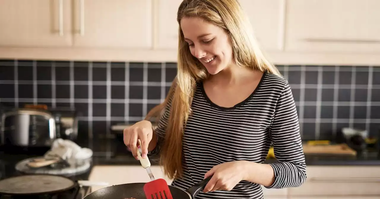 Woman invites mum over for cup of tea but she starts making bacon in her kitchen