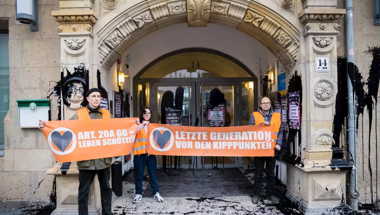 Proteste in Berlin: Klimaaktivisten beschmieren Eingangsbereich der FDP-Zentrale