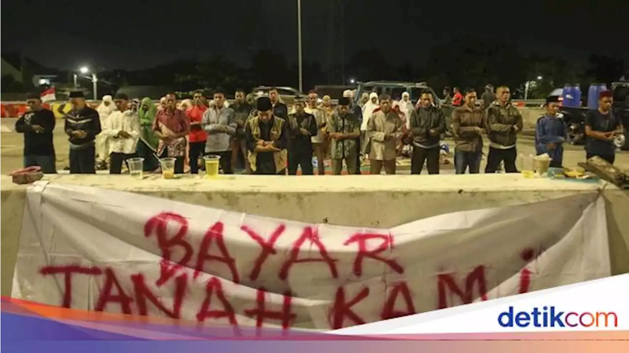 Momen Ahli Waris Lahan Gelar Salat Tarawih di Tol Jatikarya