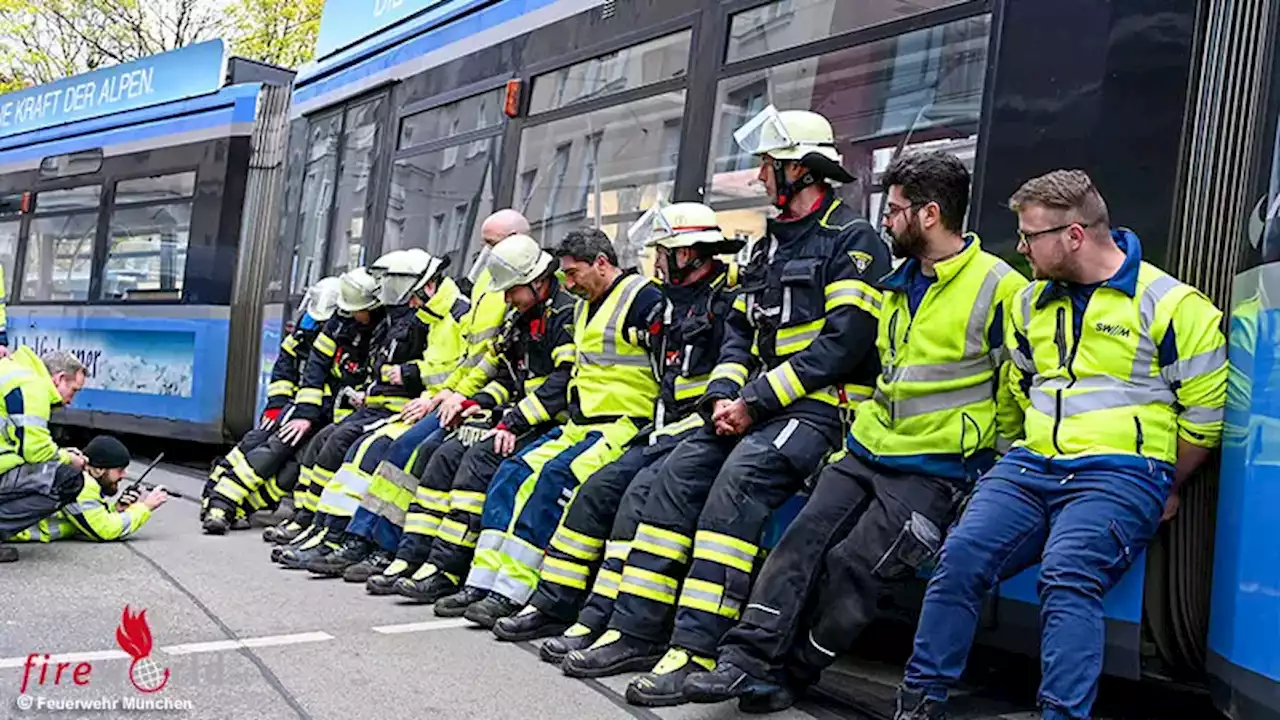 Bayern: 'Muskelmänner' der Feuerwehr gleisen Straßenbahn in München wieder ein