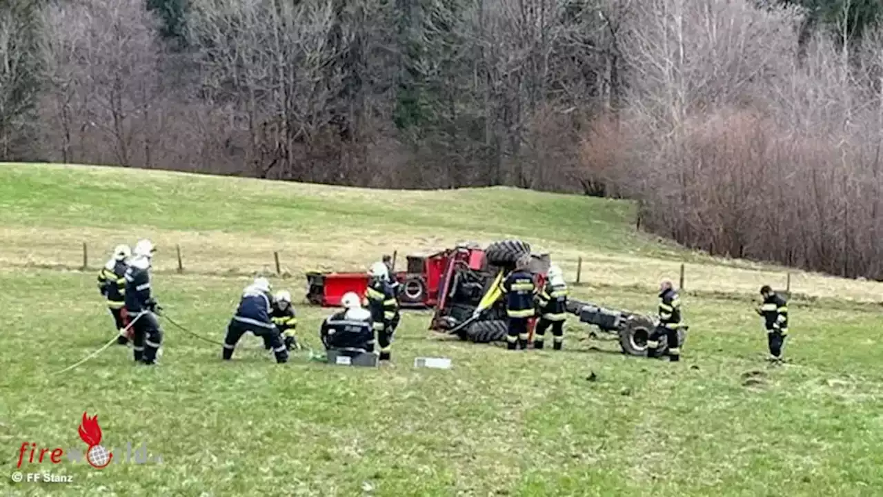 Stmk: Zwei Männer in Stanz mit Zugmaschine etwa 60 Meter abgestürzt und verletzt