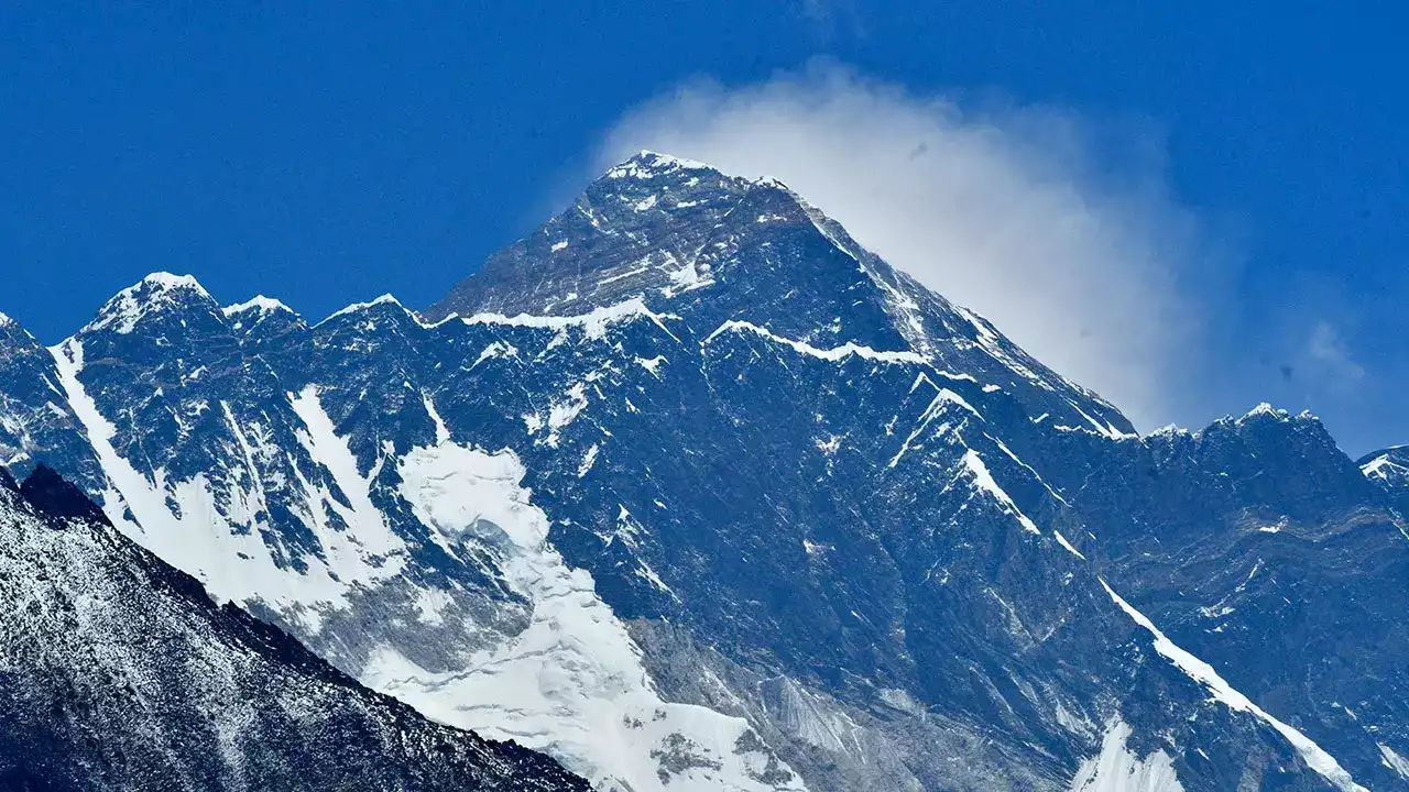 3 Mount Everest climbers go missing after falling into deep crevasse