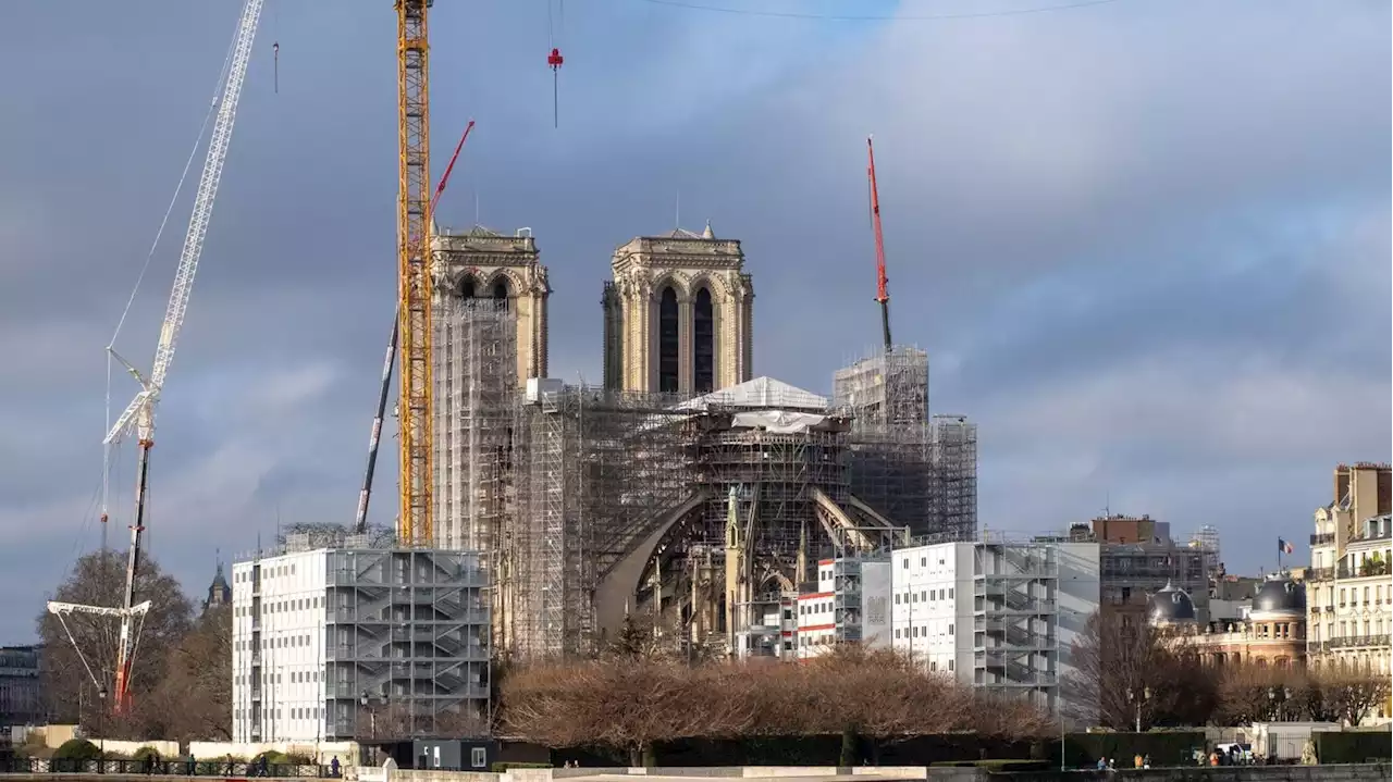 Notre-Dame de Paris : quatre ans après l'incendie, la reconstruction de la flèche a débuté