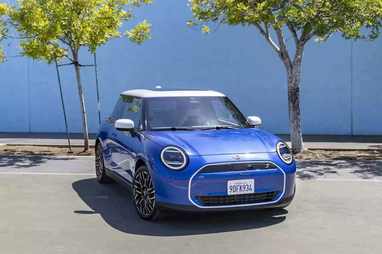 Mini Cooper SE 100 % électrique : son nouveau design officialisé à cause d'un curieux