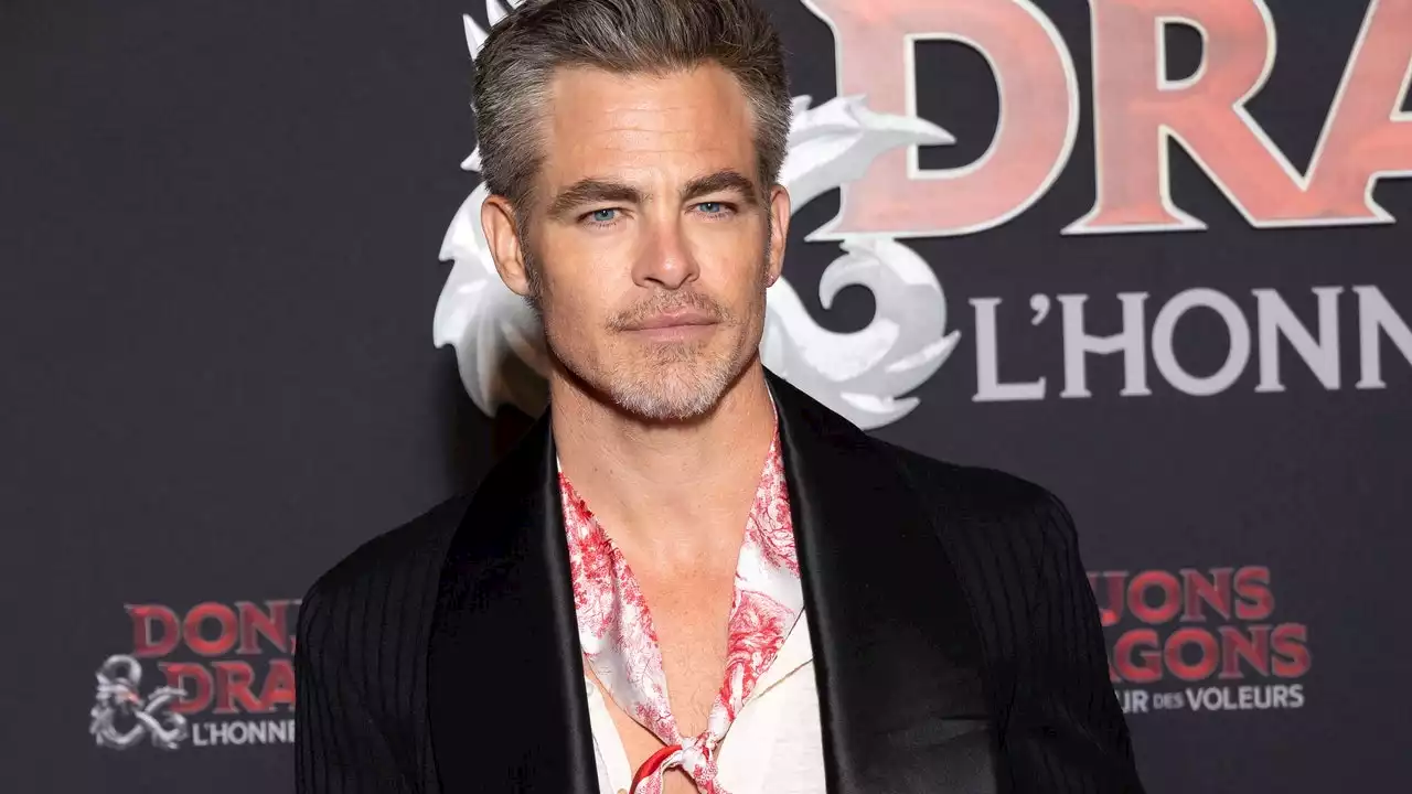 Comme Chris Pine, le foulard masculin sera-t-il le nouvel accessoire mode de 2023 ?