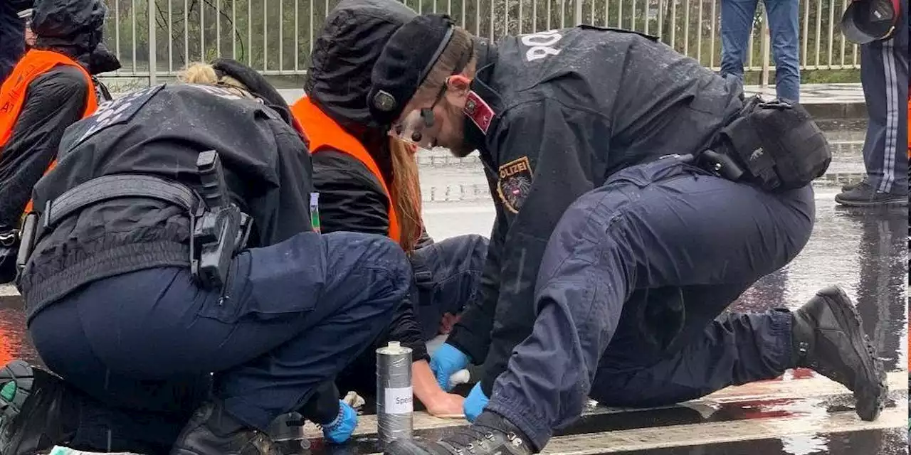 Klima-Kleber protestieren auch in Grazer Regen