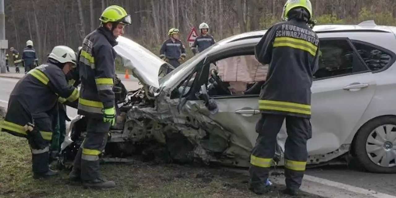 Lenker nach Crash gegen Laterne im Wagen eingeklemmt