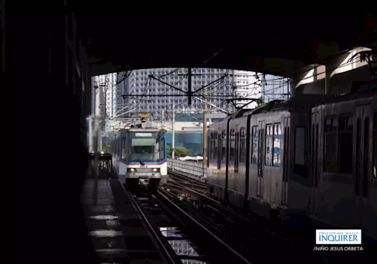 Woman jumps onto MRT tracks