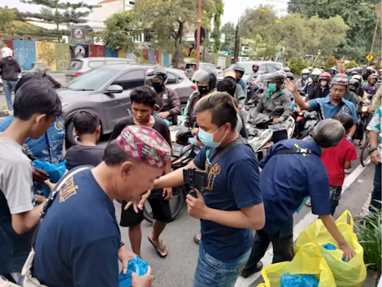 Berbagi Berkah Ramadan, PWI Sidoarjo Bagikan Ratusan Takjil ke Pengguna Jalan