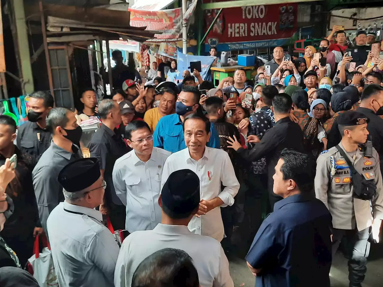 Datang ke Pasar Tugu Depok Jokowi Pastikan Harga dan Pasokan Bahan Pokok Aman Menjelang Lebaran