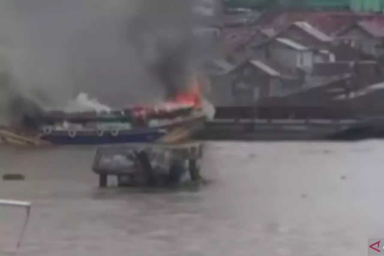 Kapal Angkut Puluhan Ton Beras Hangus Terbakar di Tengah Sungai