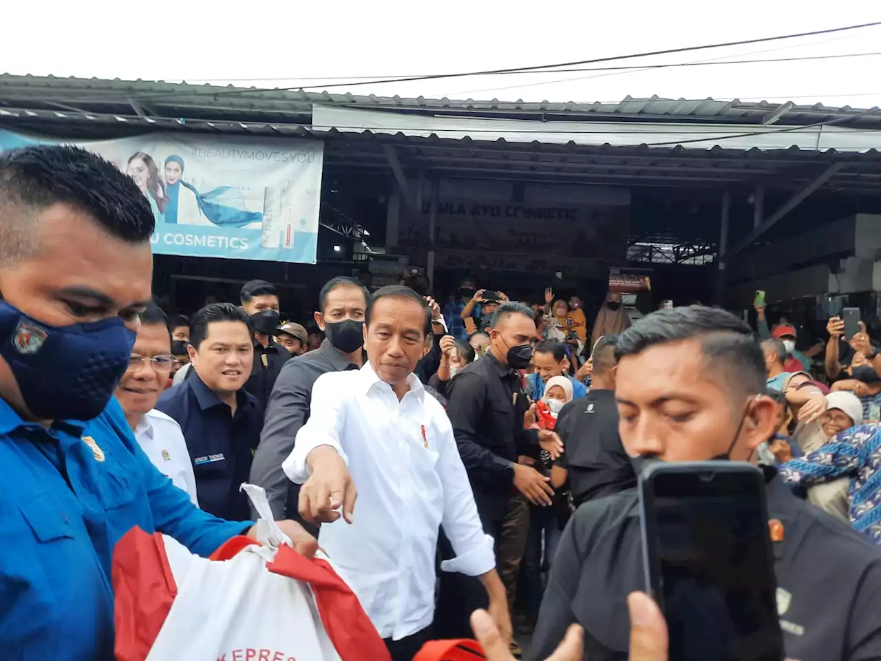 Riuh Pengunjung Warnai Blusukan Presiden Joko Widodo di Pasar Tugu Depok