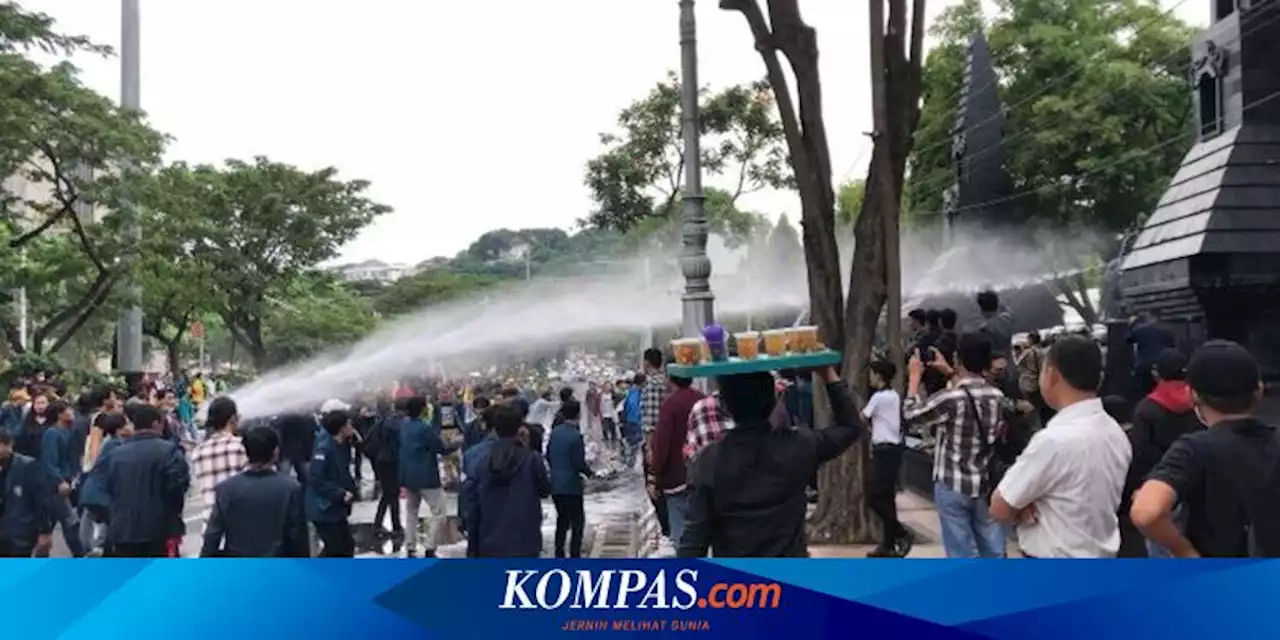 Demo Menolak UU Cipta Kerja Ricuh, Dua Gerbang Dirobohkan Demonstran, Polisi Tembakkan Gas Air Mata