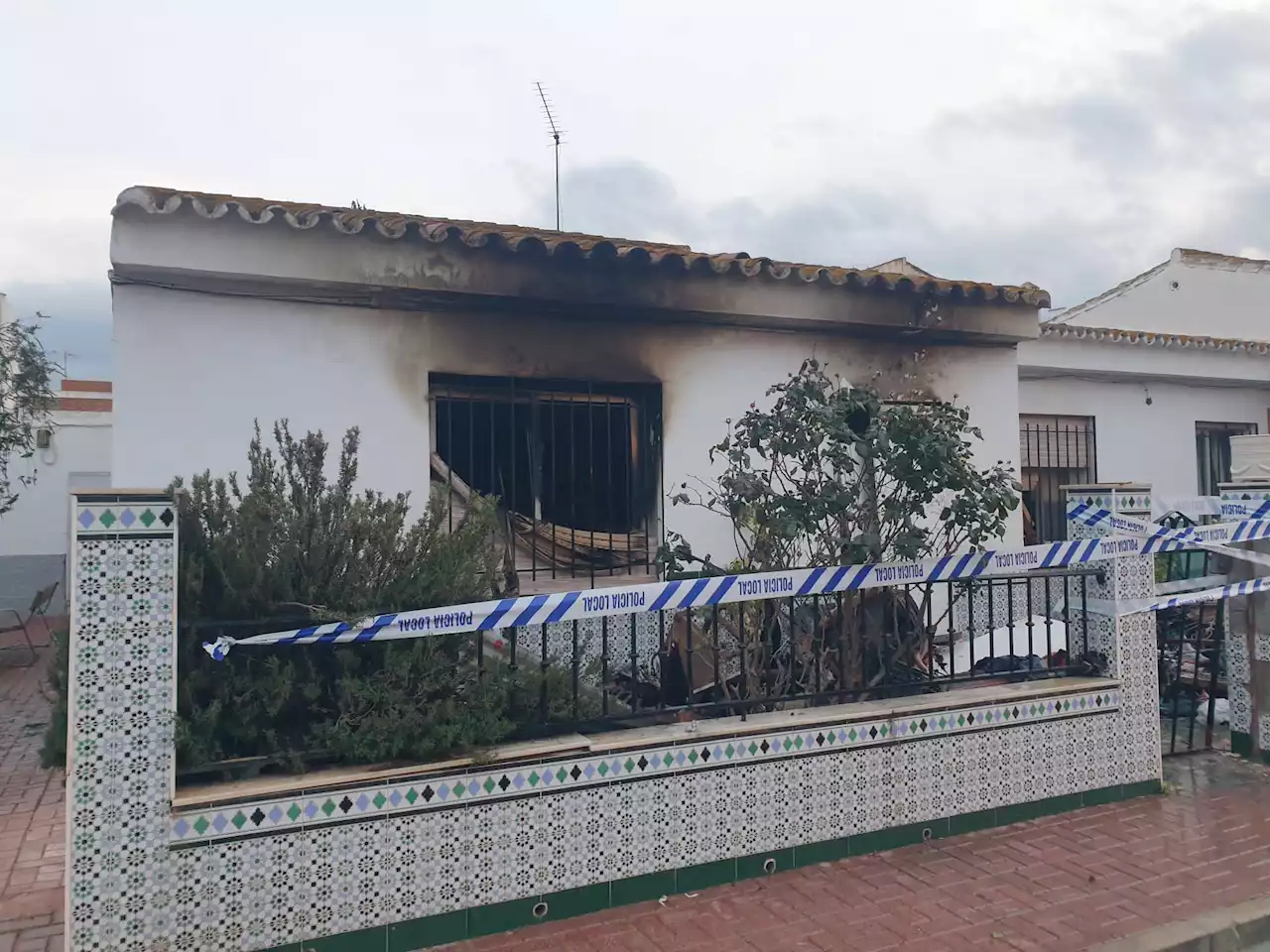 Rescatadas en Málaga tres niñas de la casa que sus padres, con síndrome de Diógenes, habían convertido basurero