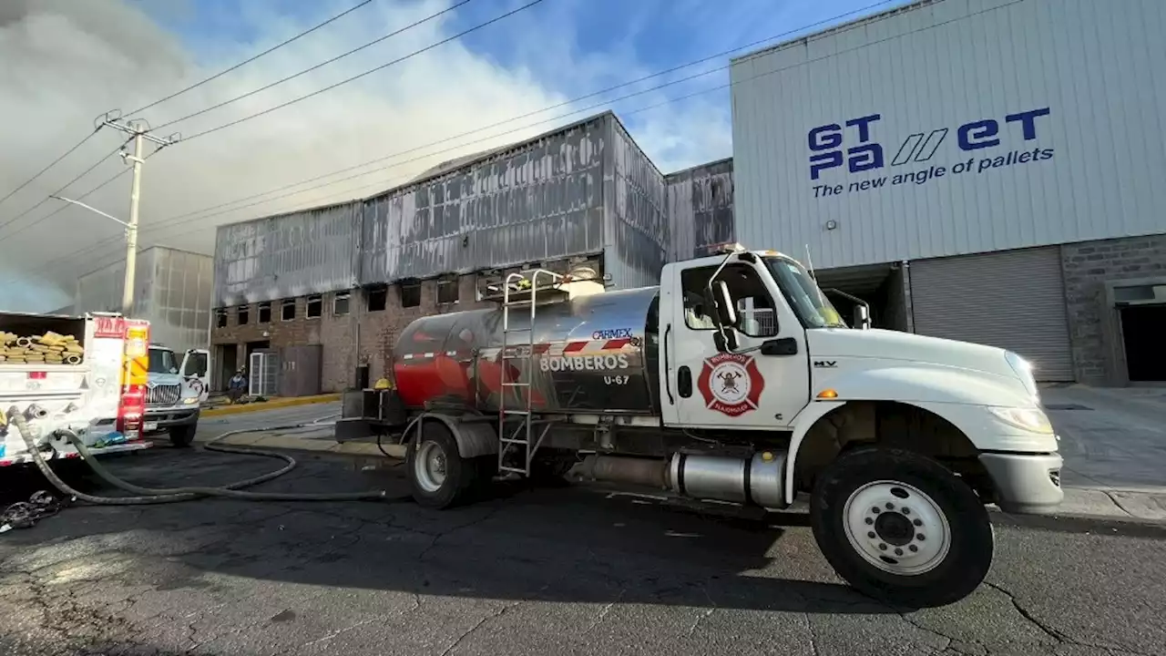 Dos bomberos heridos por incendio en dos bodegas en Tlajomulco, Jalisco