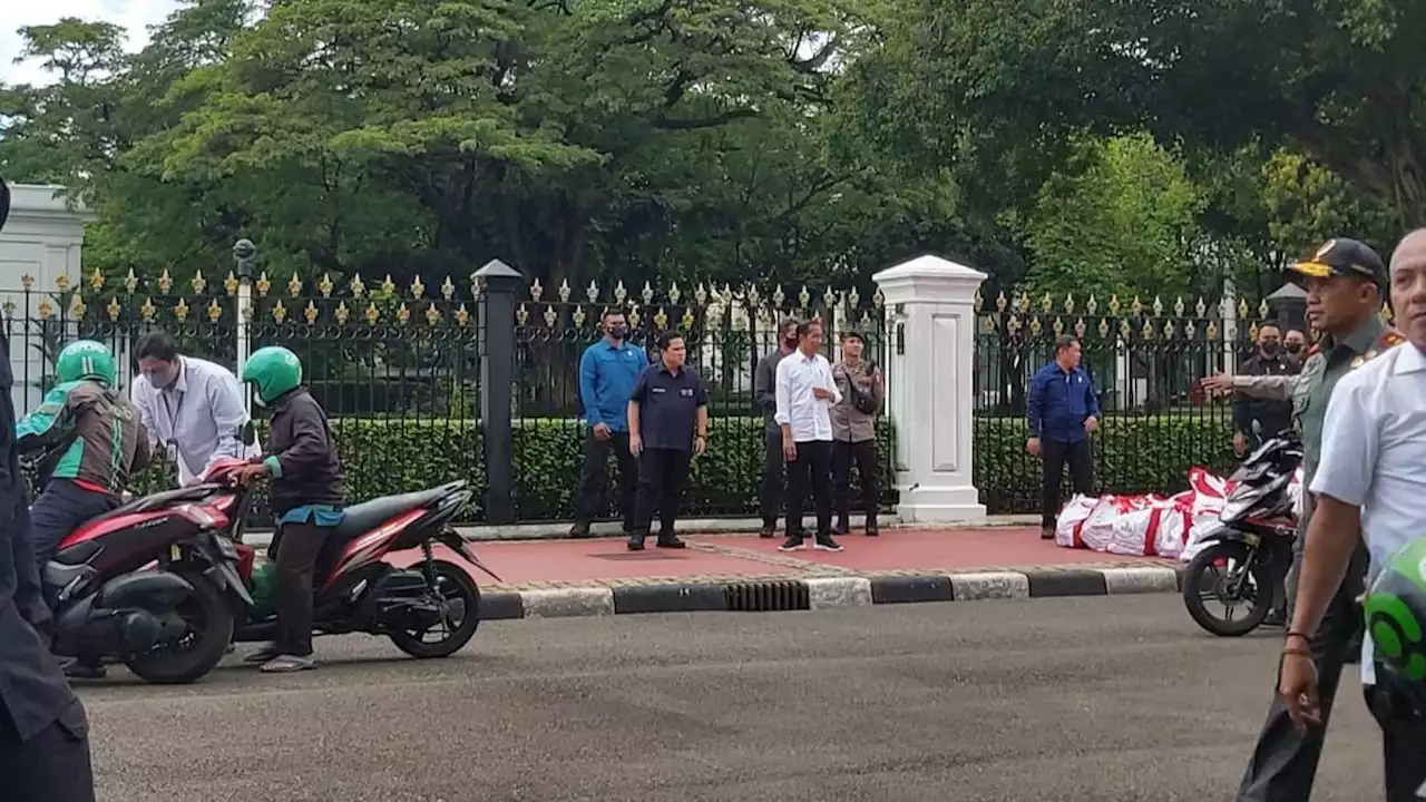 Presiden Jokowi dan Erick Thohir Kompak, Bagikan Sembako ke Warga di Depan Istana Kepresidenan