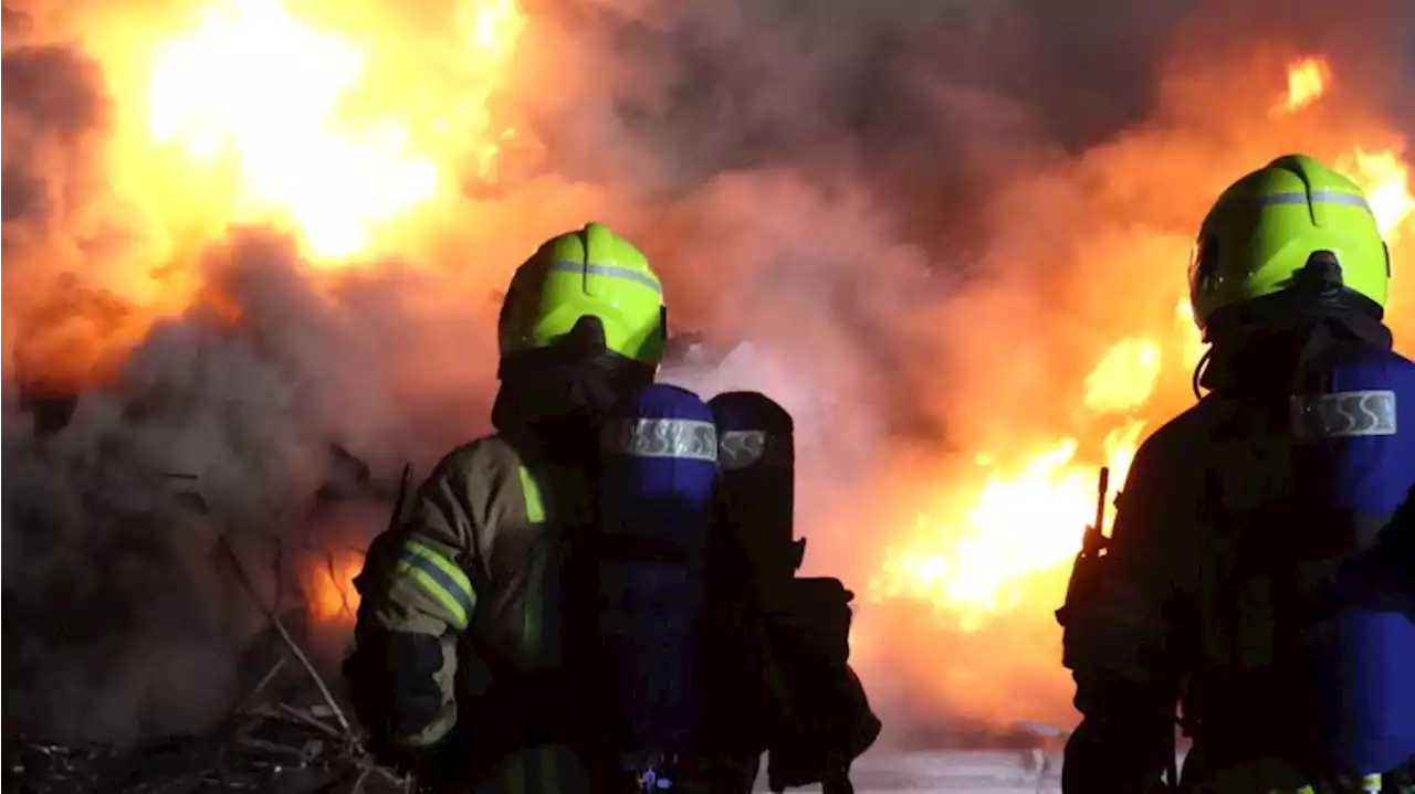 Lastkahn mit 200 Tonnen Schrott in Flammen