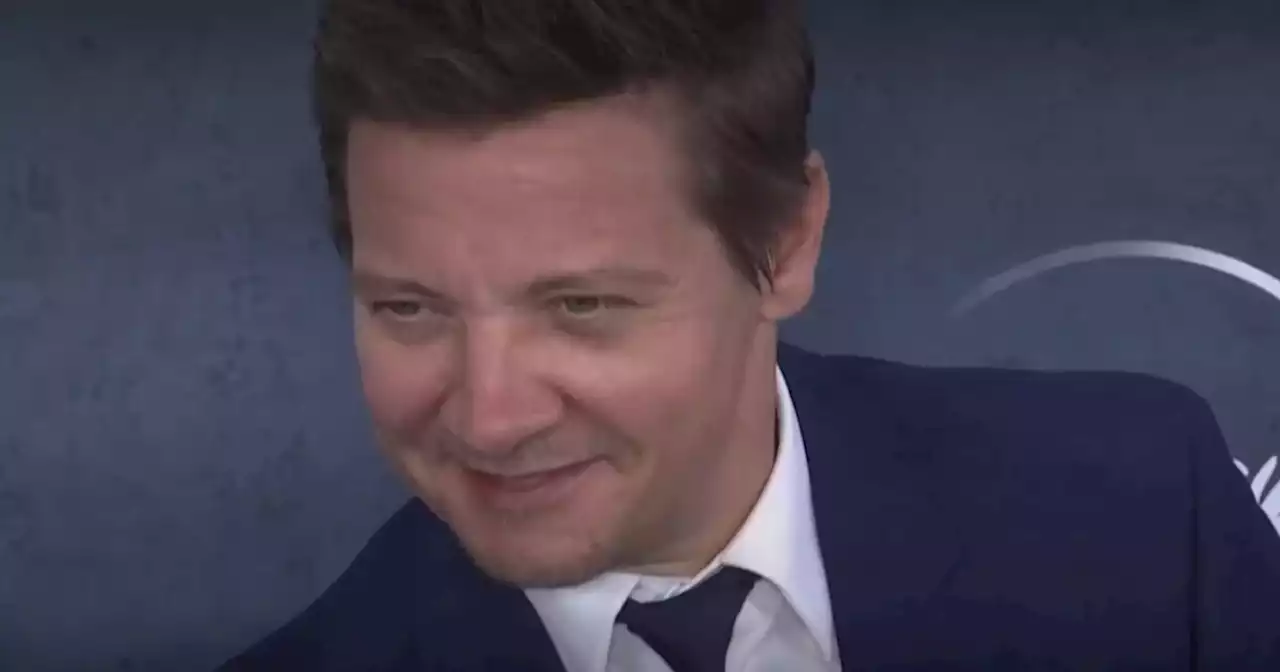 Jeremy Renner hace su primera aparición pública tras accidente con máquina quitanieves