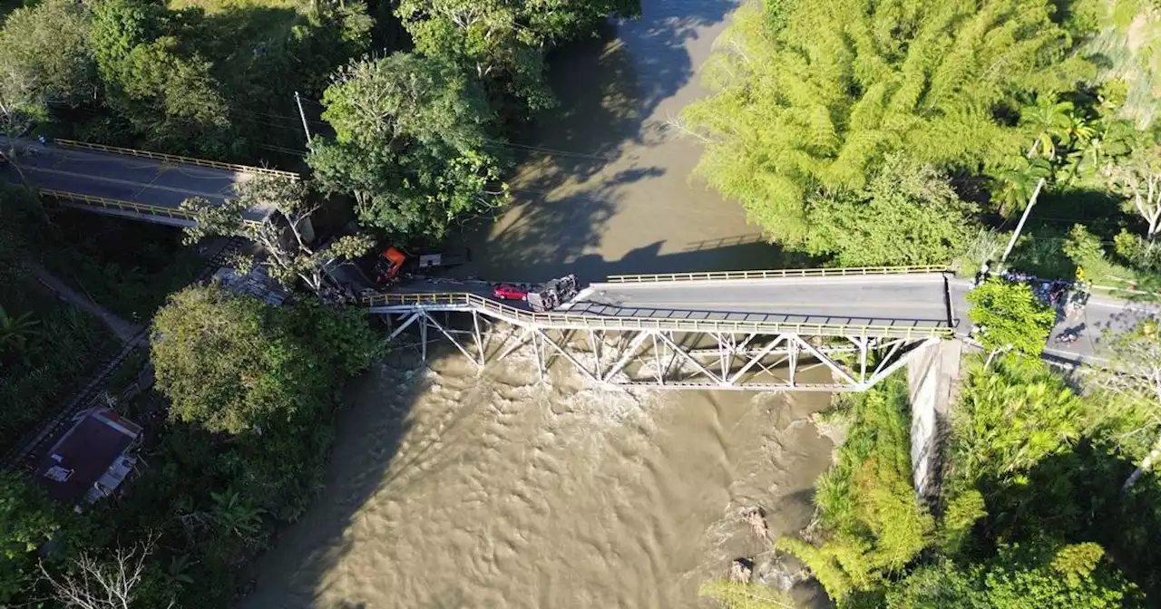 Colapso puente río La Vieja: videos muestran rescate de conductores que se salvaron