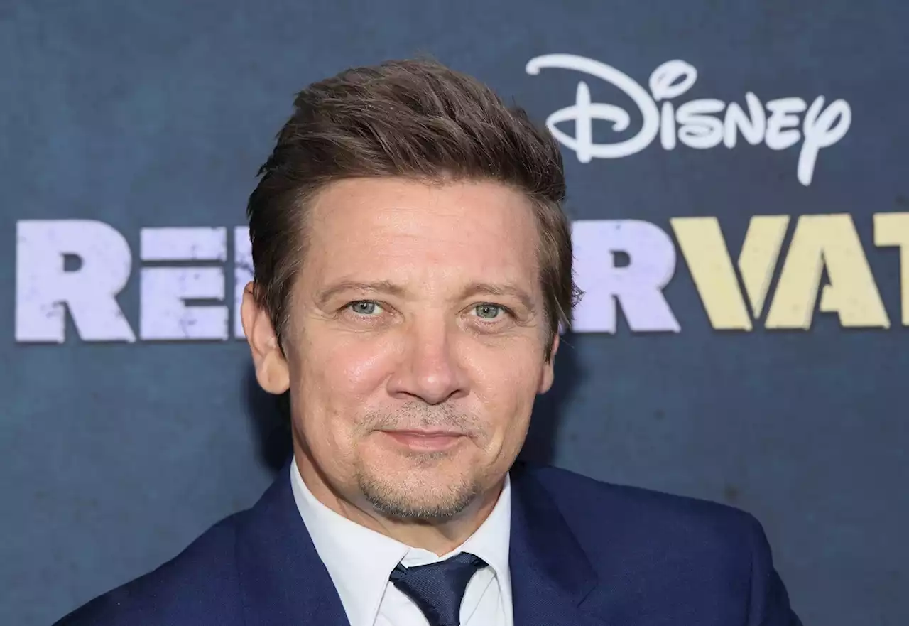 Jeremy Renner brilló en alfombra roja luego de accidente; llegó solo con un bastón - Pulzo