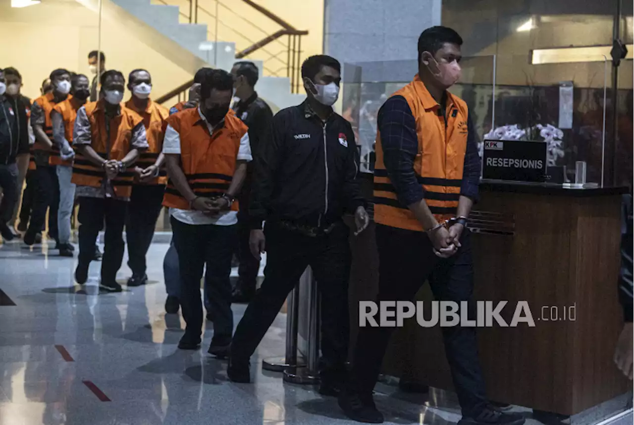 KPK Tahan 10 Tersangka Dugaan Suap Pembangunan Jalur Kereta Api |Republika Online