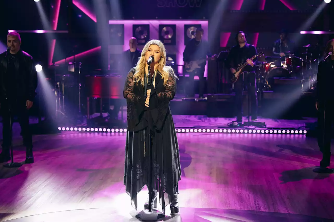 'The Kelly Clarkson Show' Goes Full John Hughes Film With 'Don't You (Forget About Me)' Cover