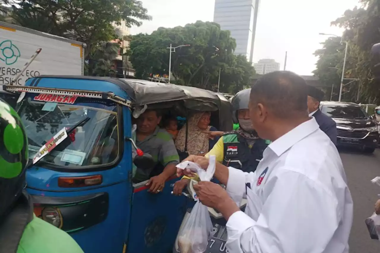 Bagi-bagi Takjil, Wujud RPA Perkenalkan Visi Misi Perindo soal Kemanusiaan